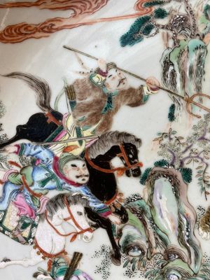 Een grote Chinese famille rose schotel met een tijgerjacht, Yongzheng merk, Republiek — foto 4