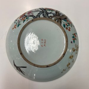 Een grote Chinese famille rose schotel met eksters bij prunusbloemen, Qianlong merk, 19e eeuw — foto 13