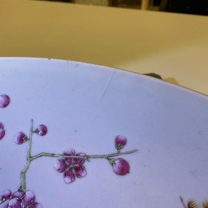 Een grote Chinese famille rose schotel met eksters bij prunusbloemen, Qianlong merk, 19e eeuw — foto 3