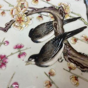 Een grote Chinese famille rose schotel met eksters bij prunusbloemen, Qianlong merk, 19e eeuw — foto 9