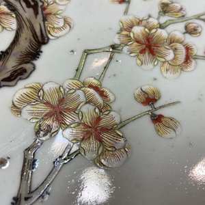 Een grote Chinese famille rose schotel met eksters bij prunusbloemen, Qianlong merk, 19e eeuw — foto 10