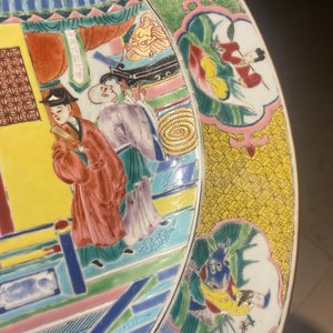 Een grote Chinese famille rose schotel met figuren bij een tempel, Yongzheng — foto 11