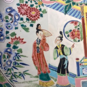 Een grote Chinese famille rose schotel met figuren bij een tempel, Yongzheng — foto 15