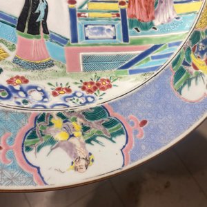 Een grote Chinese famille rose schotel met figuren bij een tempel, Yongzheng — foto 16