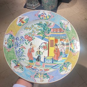 Een grote Chinese famille rose schotel met figuren bij een tempel, Yongzheng — foto 6