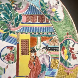 Een grote Chinese famille rose schotel met figuren bij een tempel, Yongzheng — foto 8