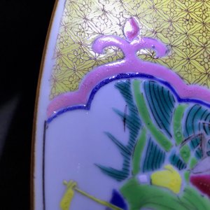 Een grote Chinese famille rose schotel met figuren bij een tempel, Yongzheng — foto 3