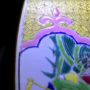 Een grote Chinese famille rose schotel met figuren bij een tempel, Yongzheng — foto 4