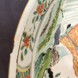 Een grote Chinese famille rose schotel met figuren in een tuin, Kangxi/Yongzheng, begin 18e eeuw — foto 4
