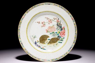 Een grote Chinese famille rose schotel met kwartels, Yongzheng