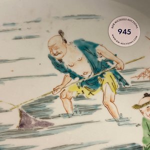 Een grote Chinese famille rose schotel met vissers, Yongzheng/Qianlong — foto 13