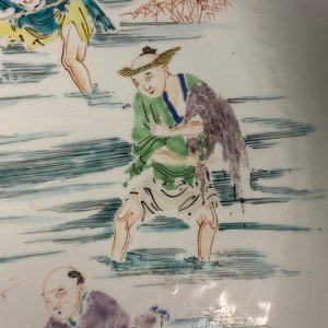 Een grote Chinese famille rose schotel met vissers, Yongzheng/Qianlong — foto 14