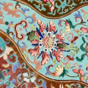 Een grote Chinese famille rose schotel, Qianlong merk, 19e eeuw — foto 8