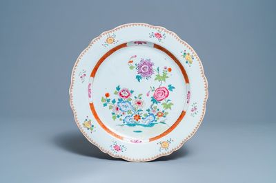 Een grote Chinese famille rose schotel, Qianlong