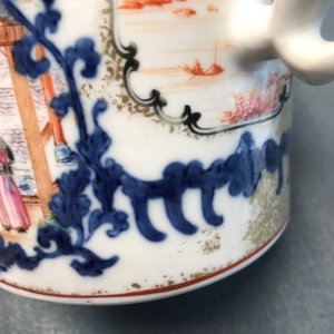 Een grote Chinese famille rose theepot met 'mandarijns' decor, Qianlong — foto 19