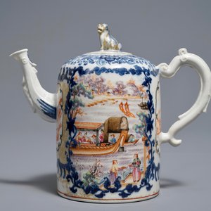 Een grote Chinese famille rose theepot met 'mandarijns' decor, Qianlong — foto 4