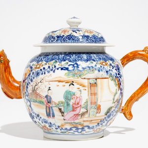 Een grote Chinese famille rose theepot met mandarijns decor, Qianlong — foto 1
