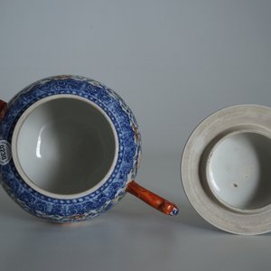 Een grote Chinese famille rose theepot met mandarijns decor, Qianlong — foto 12