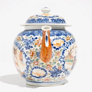 Een grote Chinese famille rose theepot met mandarijns decor, Qianlong — foto 2
