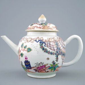 Een grote Chinese famille rose theepot met Valentijnsduif decor, Qianlong, 18e eeuw — foto 1