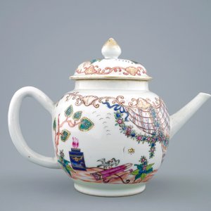 Een grote Chinese famille rose theepot met Valentijnsduif decor, Qianlong, 18e eeuw — foto 3