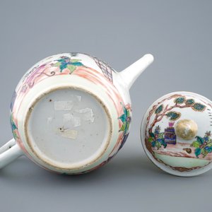 Een grote Chinese famille rose theepot met Valentijnsduif decor, Qianlong, 18e eeuw — foto 6