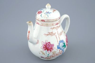 Een grote Chinese famille rose theepot, Yongzheng/Qianlong