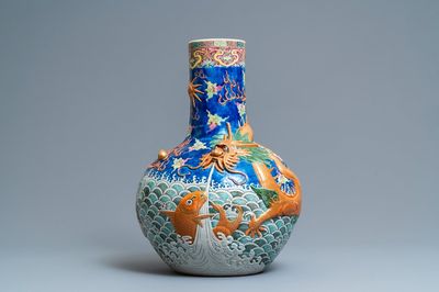 Een grote Chinese famille rose tianqiu ping vaas met reliëfdecor, Kangxi merk, 19e eeuw