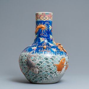 Een grote Chinese famille rose tianqiu ping vaas met reliëfdecor, Kangxi merk, 19e eeuw — foto 3