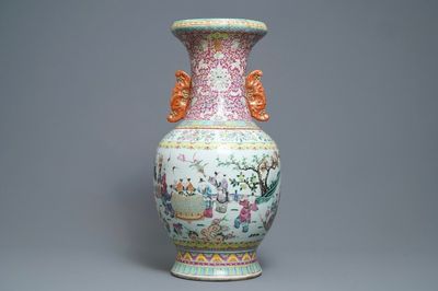 Een grote Chinese famille rose vaas, 19e eeuw