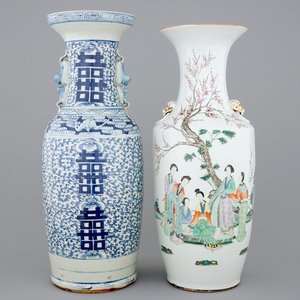 Een grote Chinese famille rose vaas en een blauw-witte vaas, 19/20e eeuw — foto 1