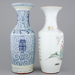 Een grote Chinese famille rose vaas en een blauw-witte vaas, 19/20e eeuw — foto 4