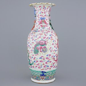 Een grote Chinese famille rose vaas met draken en foo honden, 19e eeuw — foto 4