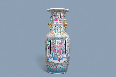 Een grote Chinese famille rose vaas met een hof- en een strijdscène, 19e eeuw