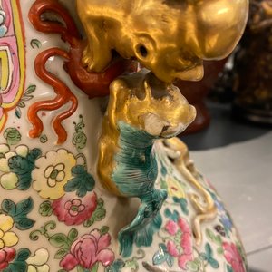 Een grote Chinese famille rose vaas met een hof- en een strijdscène, 19e eeuw — foto 13