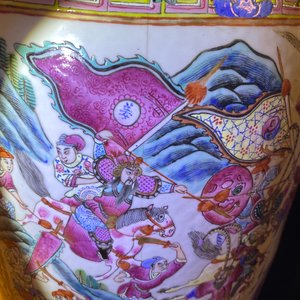 Een grote Chinese famille rose vaas met een hof- en een strijdscène, 19e eeuw — foto 16