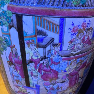 Een grote Chinese famille rose vaas met een hof- en een strijdscène, 19e eeuw — foto 26
