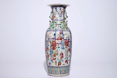 Een grote Chinese famille rose vaas met een hofscène, 19e eeuw