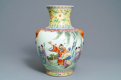 Een grote Chinese famille rose vaas met figuren in een landschap, Qianlong merk, 20e eeuw