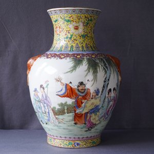 Een grote Chinese famille rose vaas met figuren in een landschap, Qianlong merk, 20e eeuw — foto 8