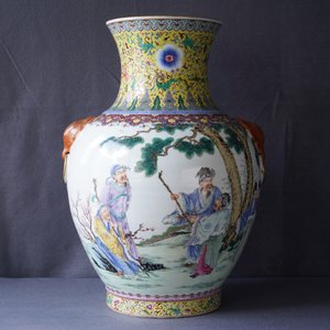 Een grote Chinese famille rose vaas met figuren in een landschap, Qianlong merk, 20e eeuw — foto 9