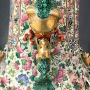 Een grote Chinese famille rose vaas met hofscènes, 19e eeuw — foto 24