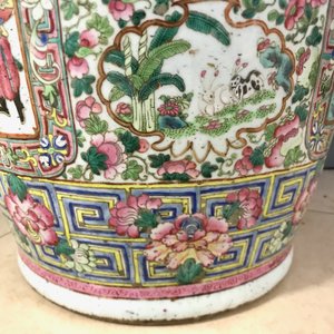 Een grote Chinese famille rose vaas met hofscènes, 19e eeuw — foto 27