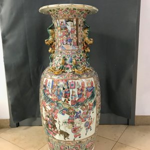 Een grote Chinese famille rose vaas met hofscènes, 19e eeuw — foto 28