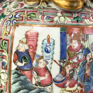 Een grote Chinese famille rose vaas met hofscènes, 19e eeuw — foto 32