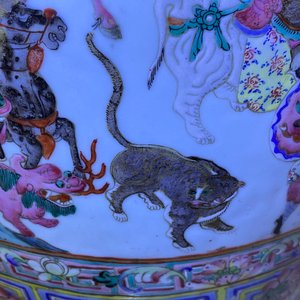 Een grote Chinese famille rose vaas met hofscènes, 19e eeuw — foto 46