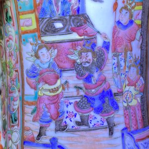 Een grote Chinese famille rose vaas met hofscènes, 19e eeuw — foto 50