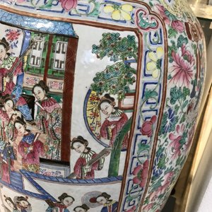 Een grote Chinese famille rose vaas met hofscènes, 19e eeuw — foto 15