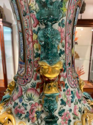 Een grote Chinese famille rose vaas met paleisscènes, 19e eeuw — foto 18