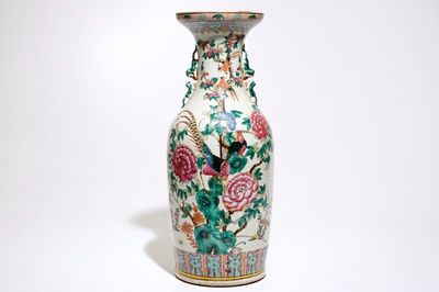 Een grote Chinese famille rose vaas met vogels en bloemen, 19e eeuw